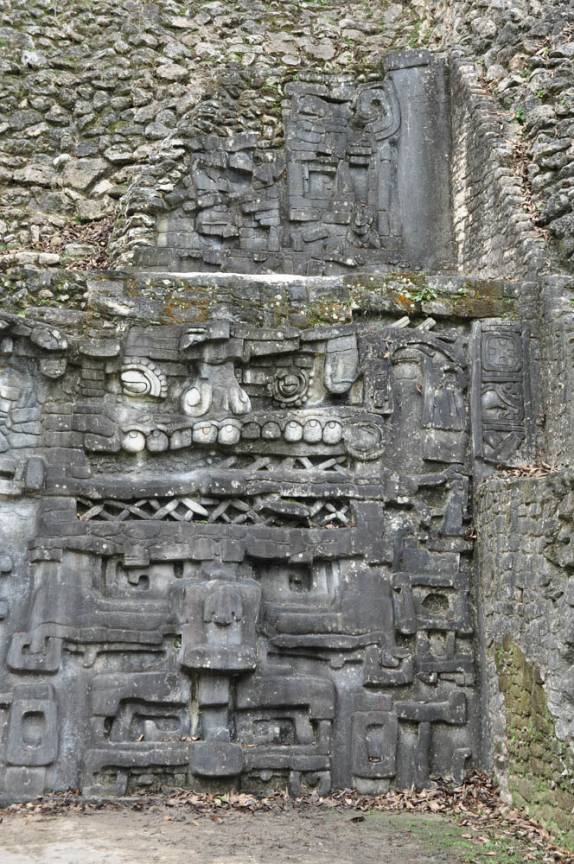 Detalhe das intrincadas ruínas mayas de Caracol, em Belize, quase na fronteira com a Guatemala